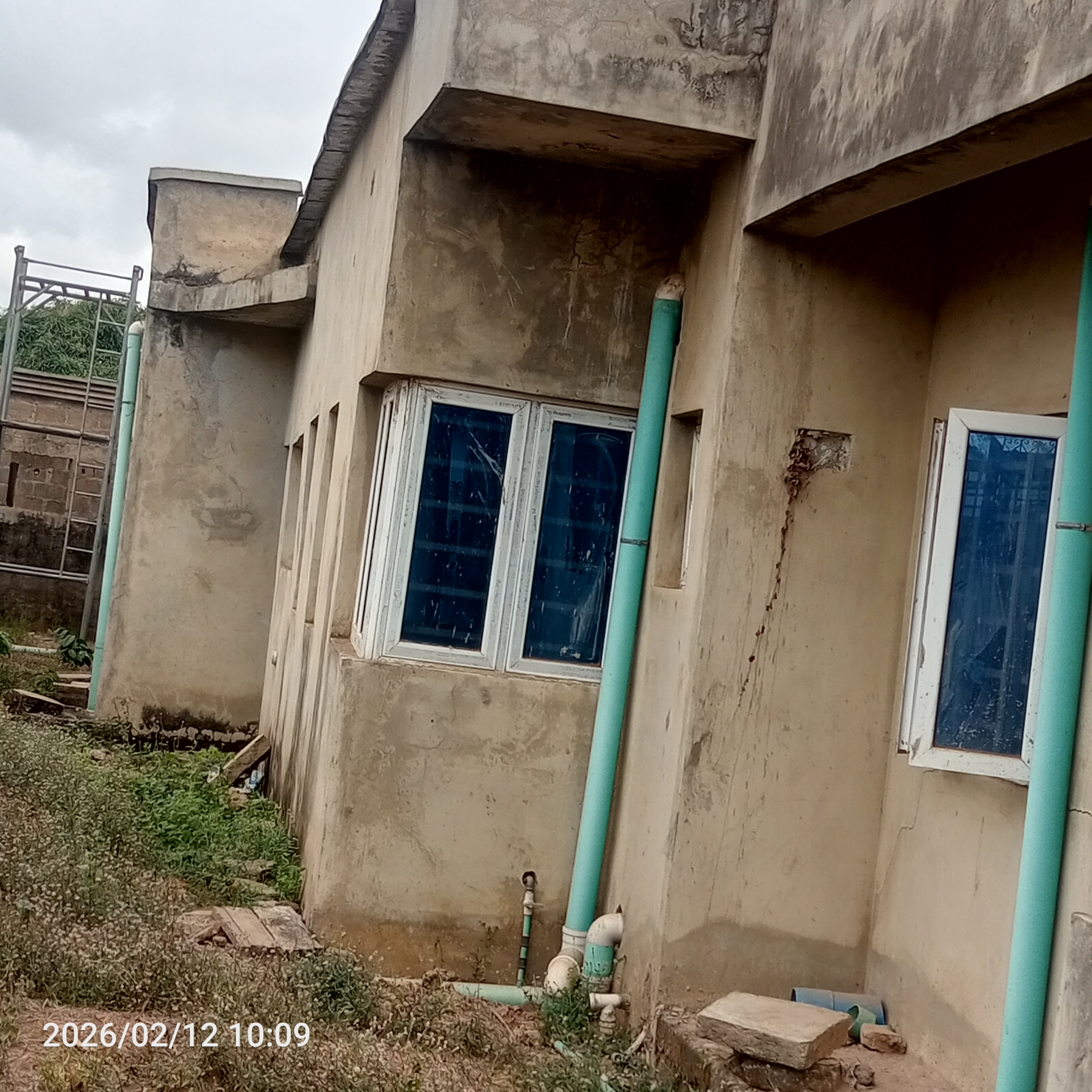 3 bedroom twins going for sell in ibadan direct brief, at ayegun oleyó area of tipper garage