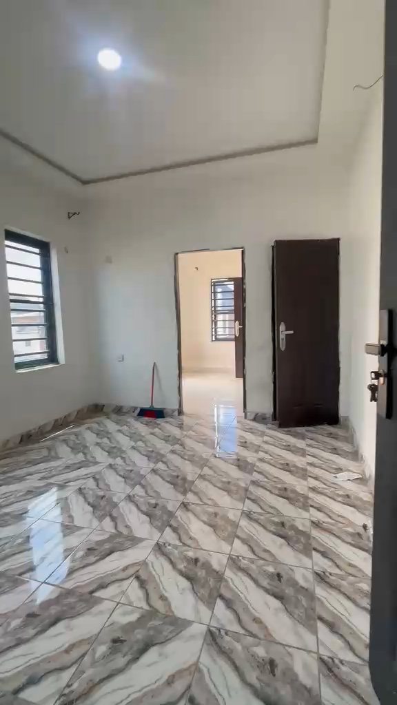 frame_0001_0.00s (14) 2 units of mini flat off Bajulaiye rd Shomolu for rent