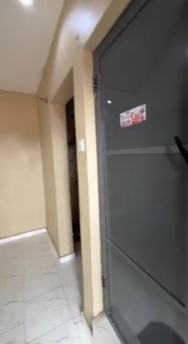 An executive standard and very decent Roomself contain with pop