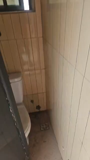 mini flat in Ago close to road going for rent