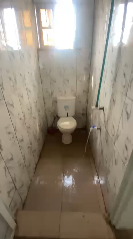 frame_0001_0.00s (67) Talking to the mandate Neatly used Roomself in secured n gated compound 700k annual rent Young working cl Location:Bariga