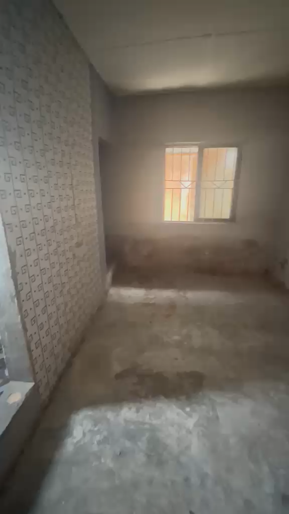 frame_0001_0.00s (74) Standard roomself at off Odunsi road Bariga for rent