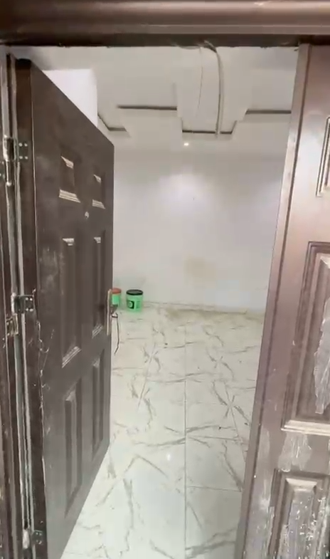 Executive, very decent, standard, nice and very spacious MINIFLAT AT Surulere off ijesha road