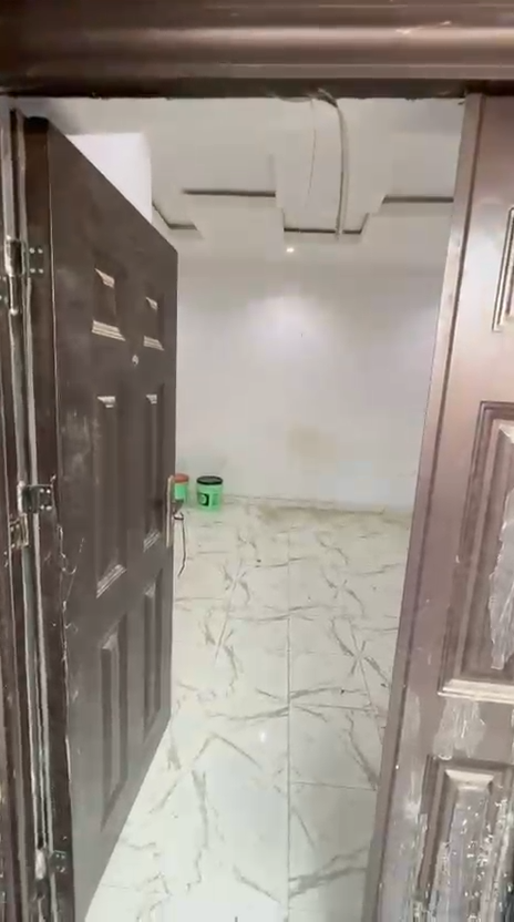 frame_0002_1.00s (48) Executive, very decent, standard, nice and very spacious MINIFLAT AT Surulere off ijesha road