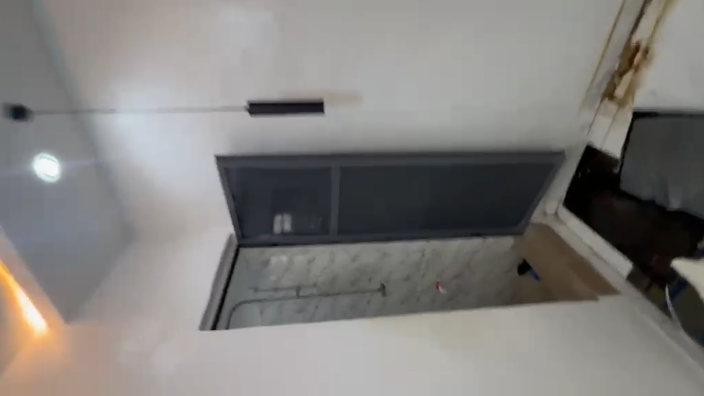 Roomslf contain with band A ELECTRICITY INSIDE A GATED ENVIRONMENT LIKE AN ESTATE FOR RENT