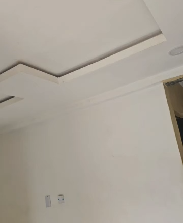 mini flat in Ago close to road going for rent