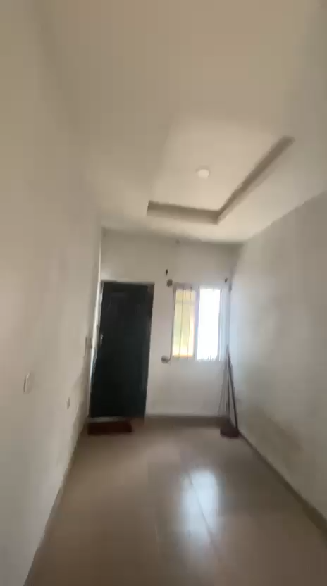 frame_0016_15.00s (29) Talking to the mandate Neatly used Roomself in secured n gated compound 700k annual rent Young working cl Location:Bariga