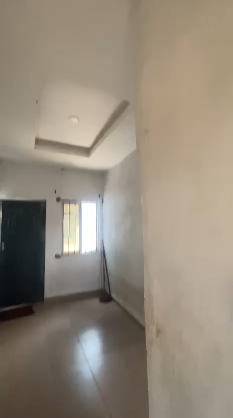 frame_0017_16.00s (27) Talking to the mandate Neatly used Roomself in secured n gated compound 700k annual rent Young working cl Location:Bariga
