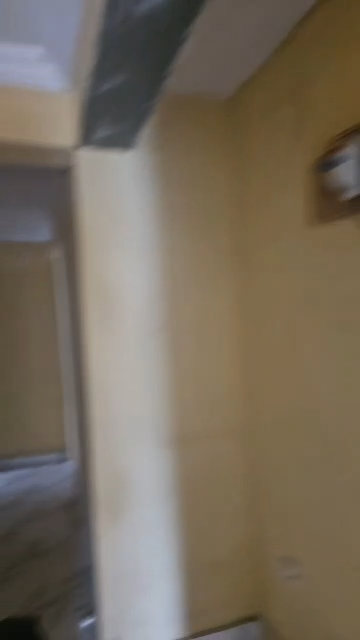 mini flat in Ago close to road going for rent