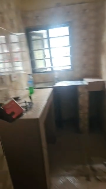 mini flat in Ago close to road going for rent