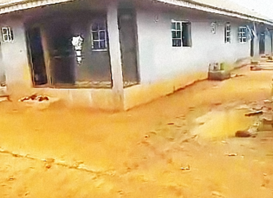 3 bedroom flat and 2 bedroom flat apartment on 50/100 for Sale in ugbor |35m