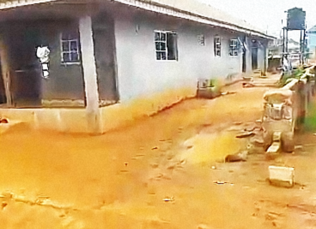 3 bedroom flat and 2 bedroom flat apartment on 50/100 for Sale in ugbor |35m