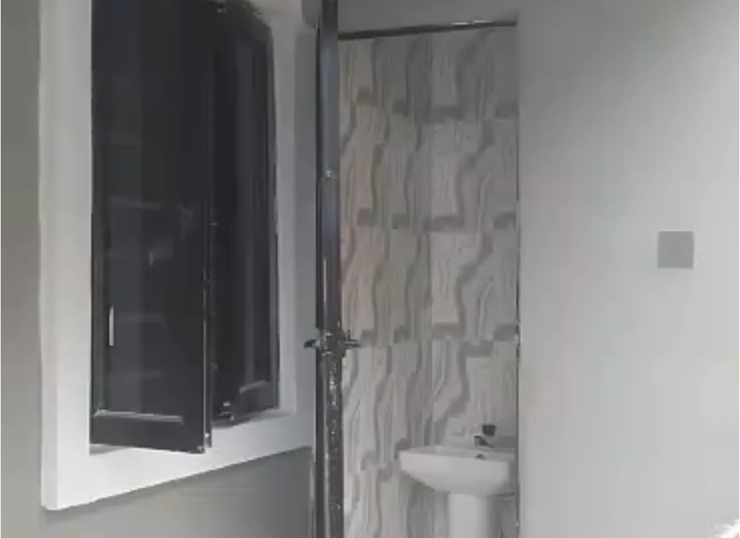 🏠 ₦1M — STANDARD 2-BEDROOM FLAT TO LET @ LIMIT ROAD